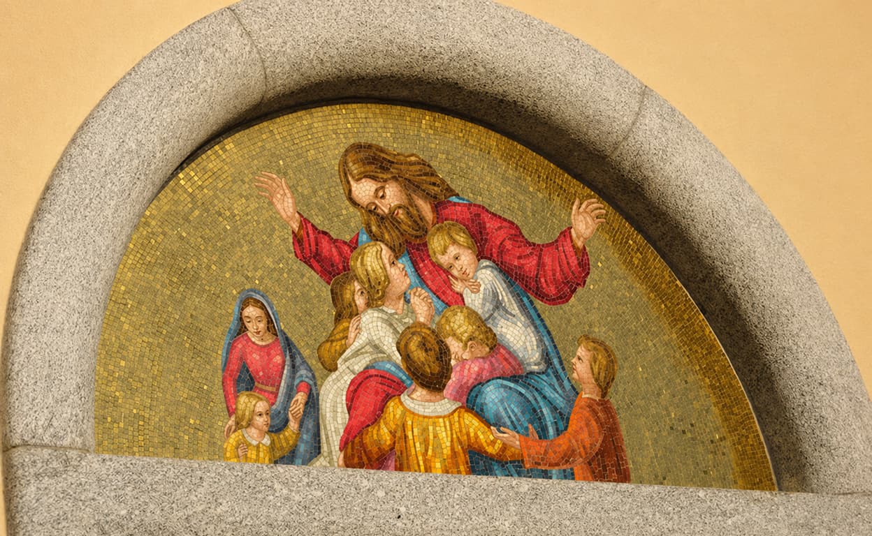 Affresco religioso in arco: la Madonna con Bambino e figure intorno, con personaggi in abiti tradizionali su sfondo dorato, fotografia ravvicinata