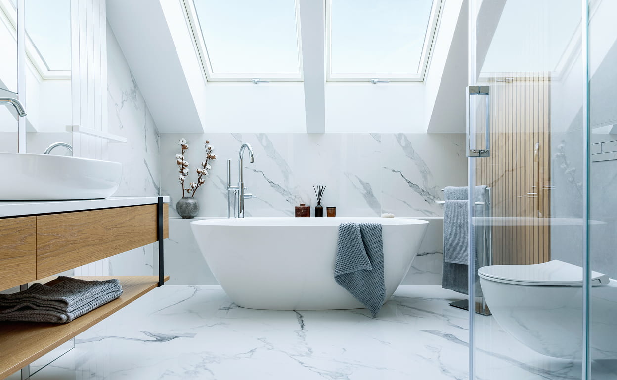 Bagno moderno di lusso con vasca freestanding in marmo bianco, doccia con parete in vetro, rubinetteria cromata e piano lavabo in legno, stile minimal.