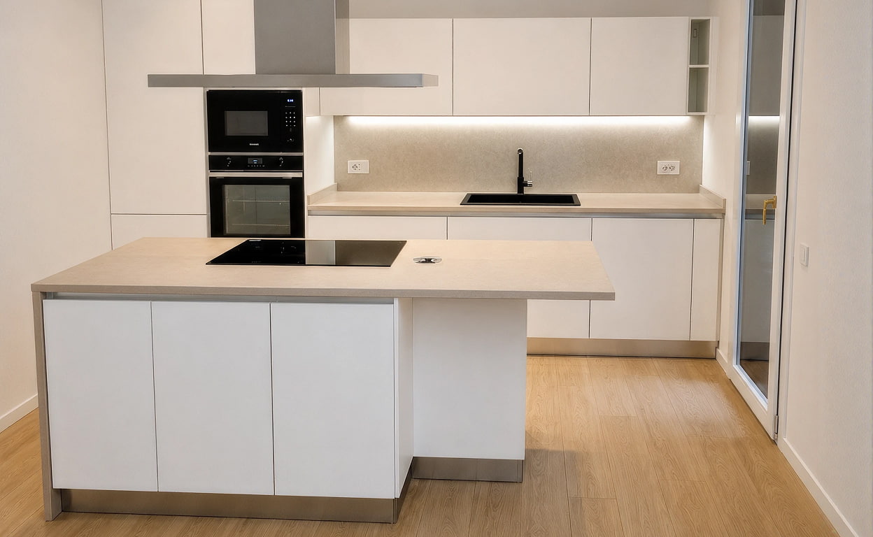 Cucina moderna in stile minimal con piano in granito, isola centrale, elettrodomestici integrati e retroilluminazione LED, ambienti luminosi e finitura bianca e grigia
