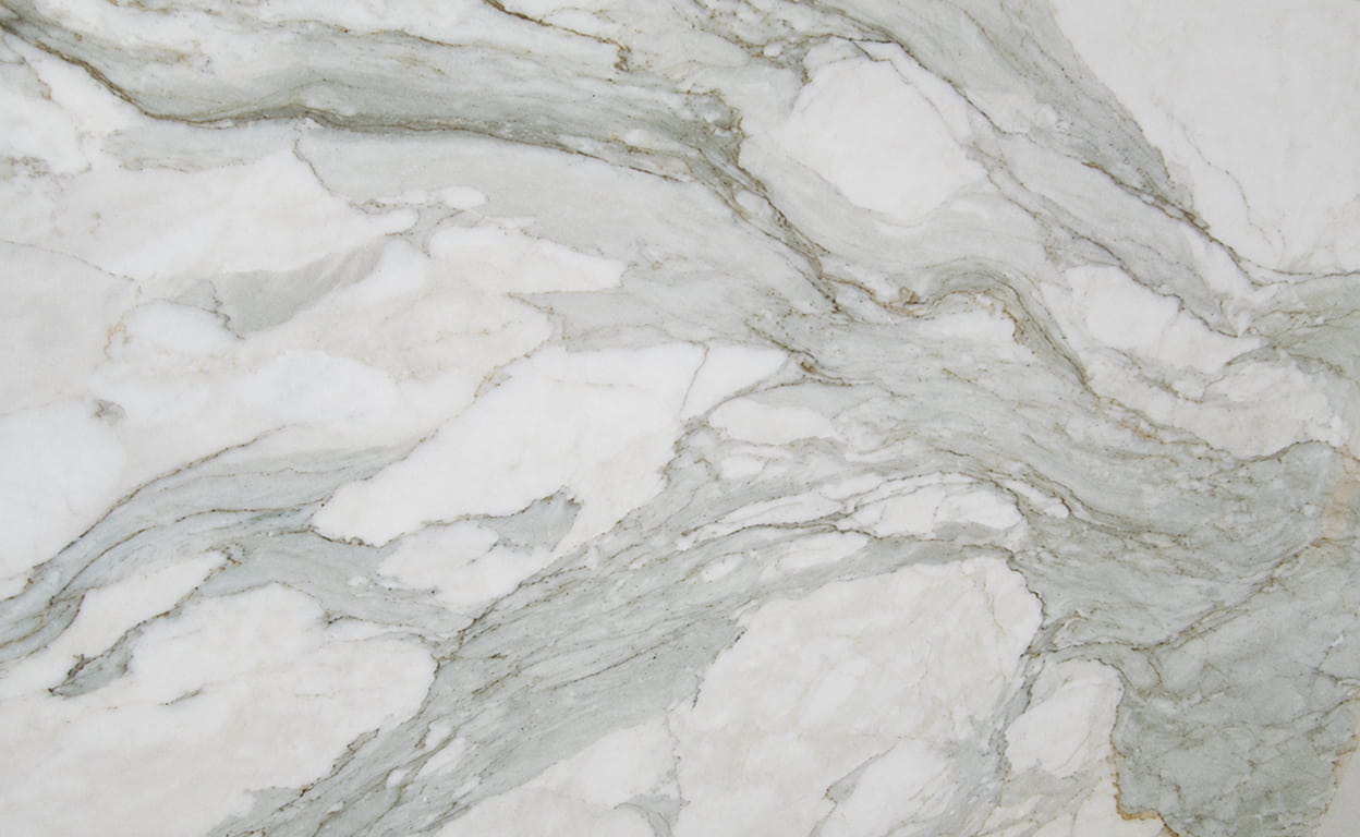 Primo piano di una superficie in marmo bianco e grigio con venature naturali, effetto lucido e pattern elegante per rivestimenti e piani.