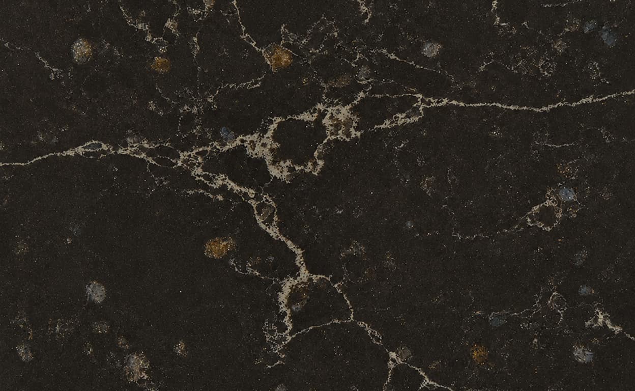 Sfondo in marmo nero con venature dorate e striature chiare irregolari, texture elegante e raffinata per design e decorazioni.
